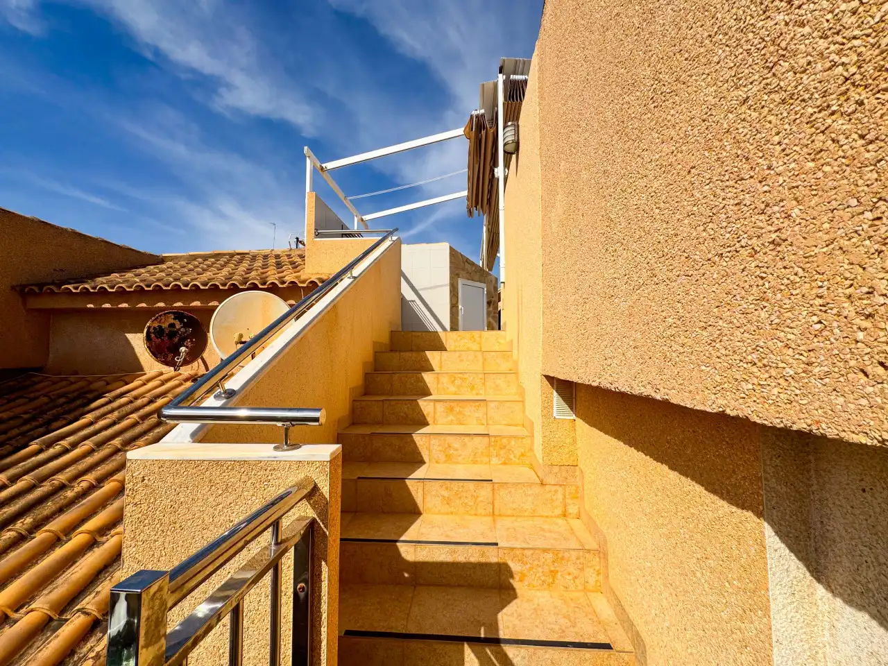 Vista exterior de Casa adosada en venda en Torrevieja amb Aire condicionat, Calefacció i Jardí privat