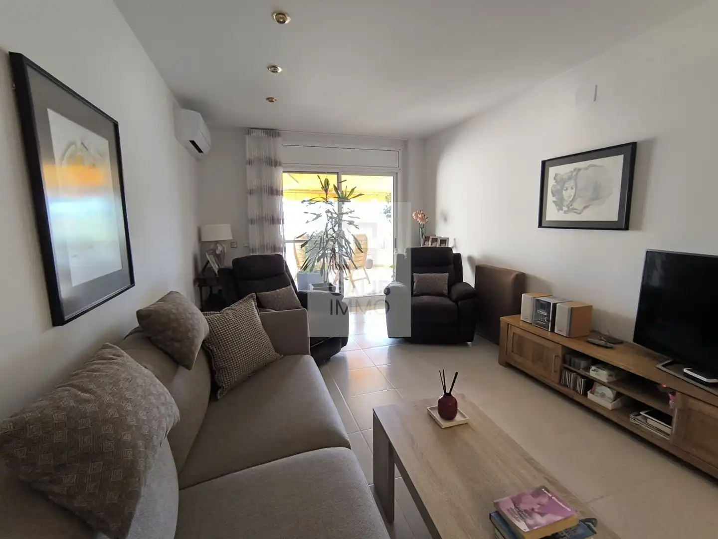 Sala d'estar de Casa adosada en venda en Vilafant amb Aire condicionat, Calefacció i Terrassa