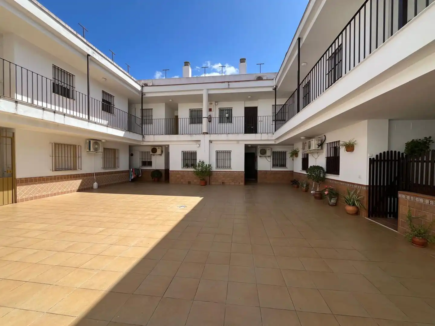 Vista exterior de Pis en venda en Los Palacios y Villafranca amb Traster