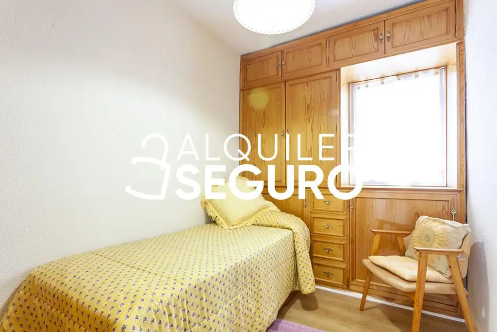 Dormitori de Pis de lloguer en Madrid amb Calefacció, Terrassa i Moblat