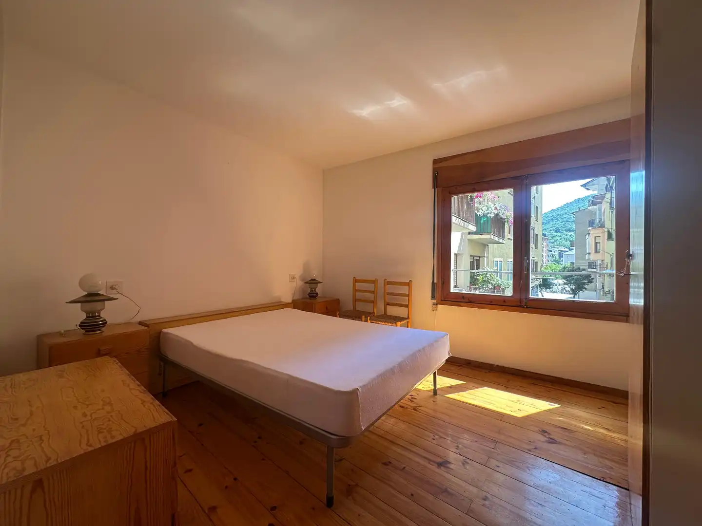 Schlafzimmer von Wohnung zum Verkauf in Sort mit Heizung, Parkett und Möbliert
