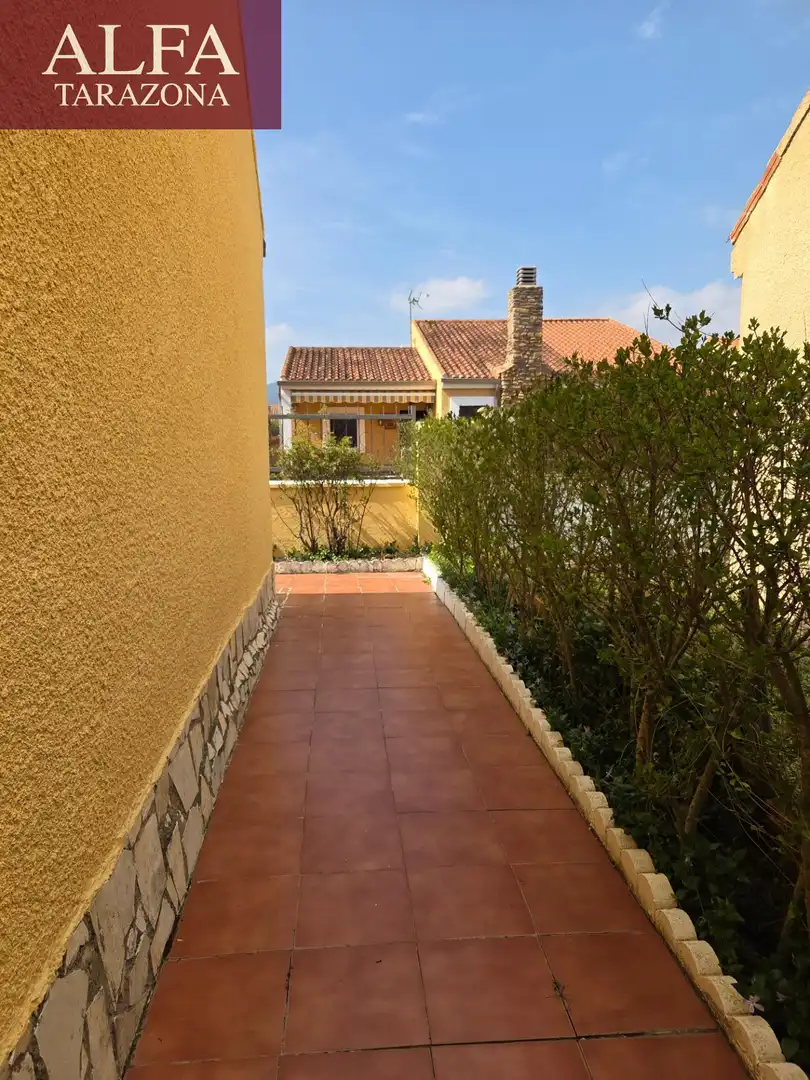 Terrasse von Einfamilien-Reihenhaus zum Verkauf in Añón de Moncayo mit Privatgarten, Terrasse und Gemeinschaftspool