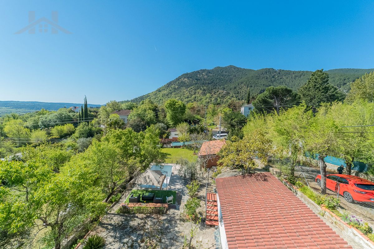 Vista exterior de Casa o xalet en venda en El Tiemblo  amb Calefacció, Jardí privat i Piscina