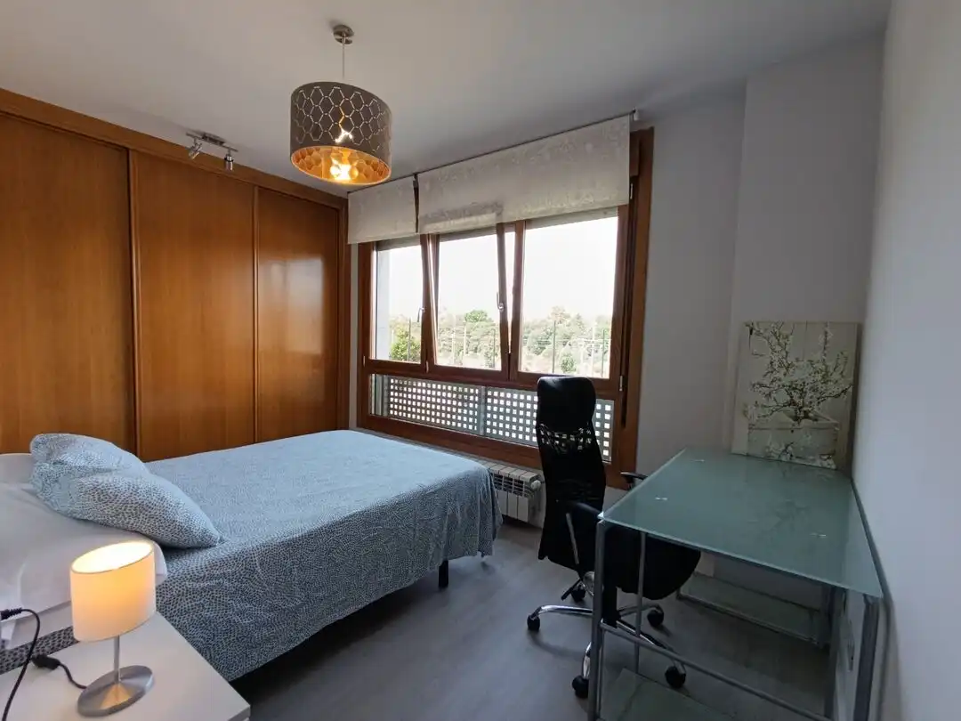 Schlafzimmer von Wohnung zur Miete in Gijón  mit Heizung und Balkon