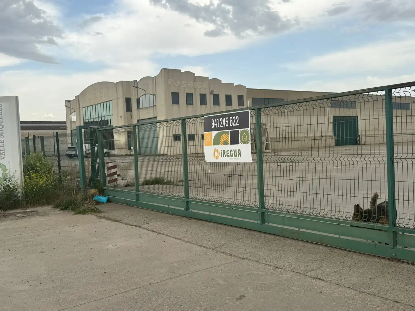 Vista exterior de Nau industrial de lloguer en Viana
