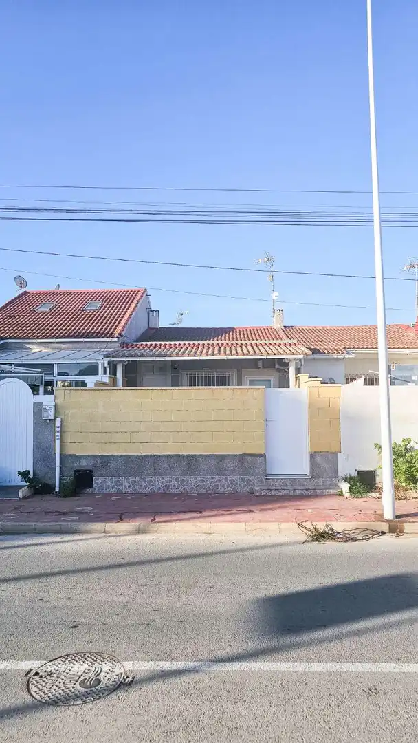 Vista exterior de Casa adosada en venda en Torrevieja amb Aire condicionat, Calefacció i Terrassa
