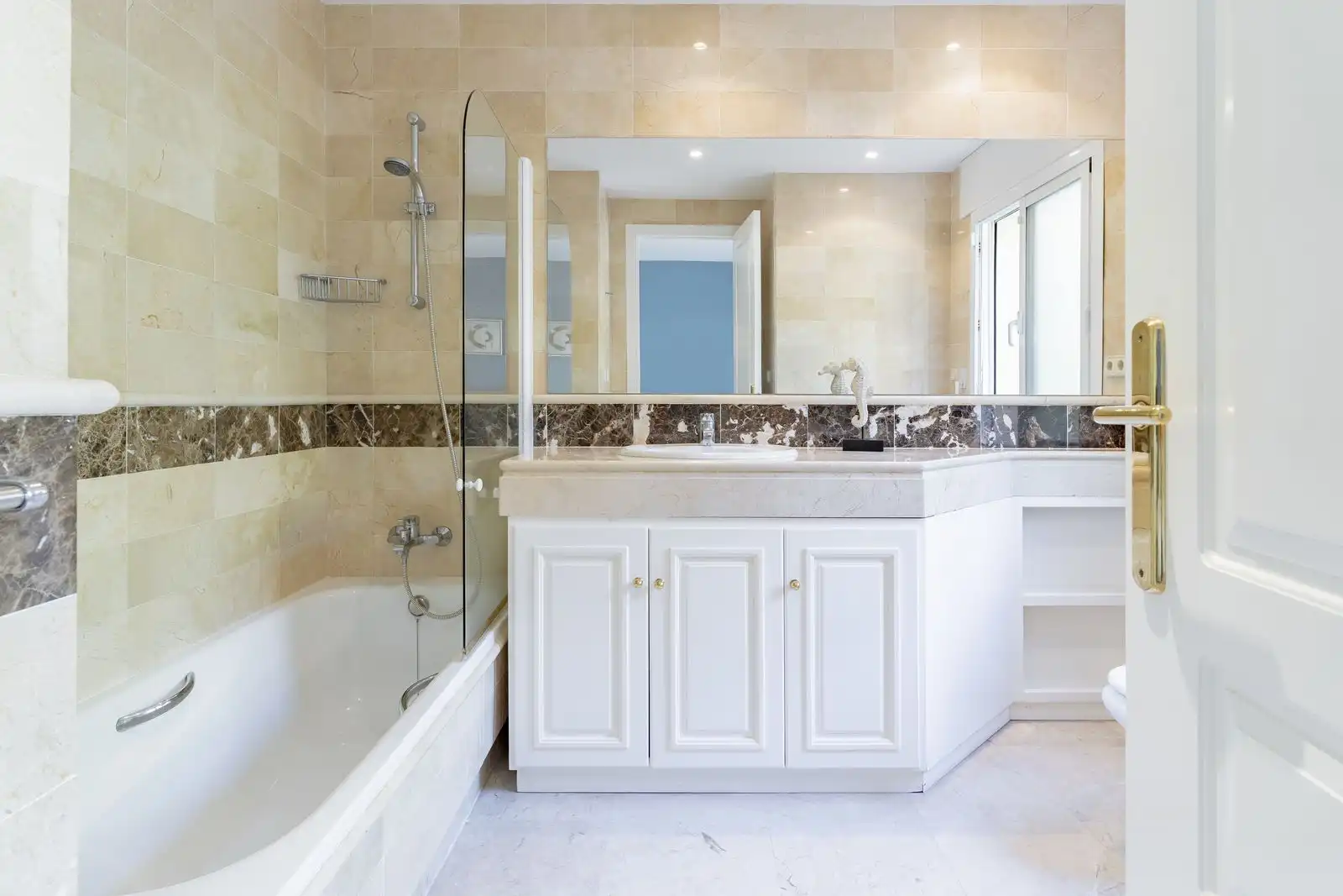 Bany de Apartament en venda en Marbella amb Aire condicionat, Jardí privat i Terrassa