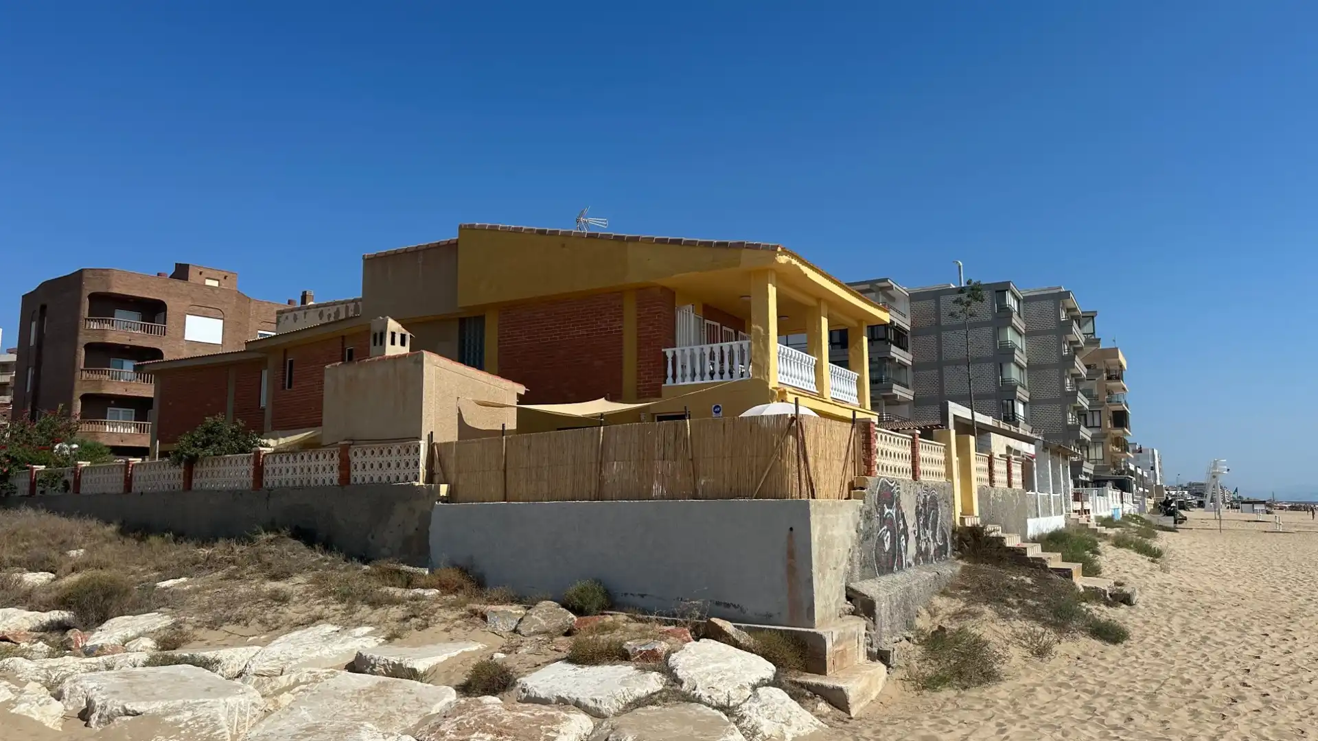 Vista exterior de Casa o xalet en venda en Guardamar del Segura amb Aire condicionat, Terrassa i Traster