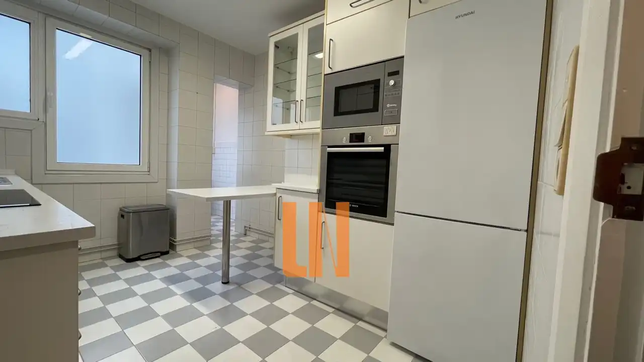 Küche von Wohnung zur Miete in A Coruña Capital  mit Heizung, Parkett und Ofen