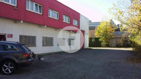 Nave industrial aislada con gran patrio perimetral.

La superficie total edificada es de 2.000 m² distribuidos en Planta Baja de