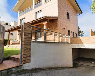 Vista exterior de Casa o xalet en venda en Huarte / Uharte amb Calefacció, Jardí privat i Terrassa