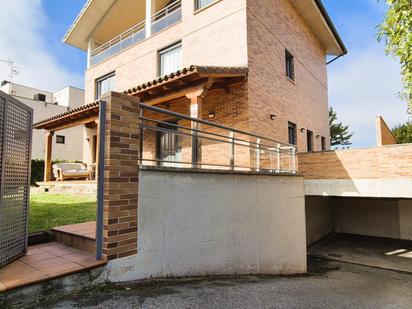 Vista exterior de Casa o xalet en venda en Huarte / Uharte amb Calefacció, Jardí privat i Terrassa