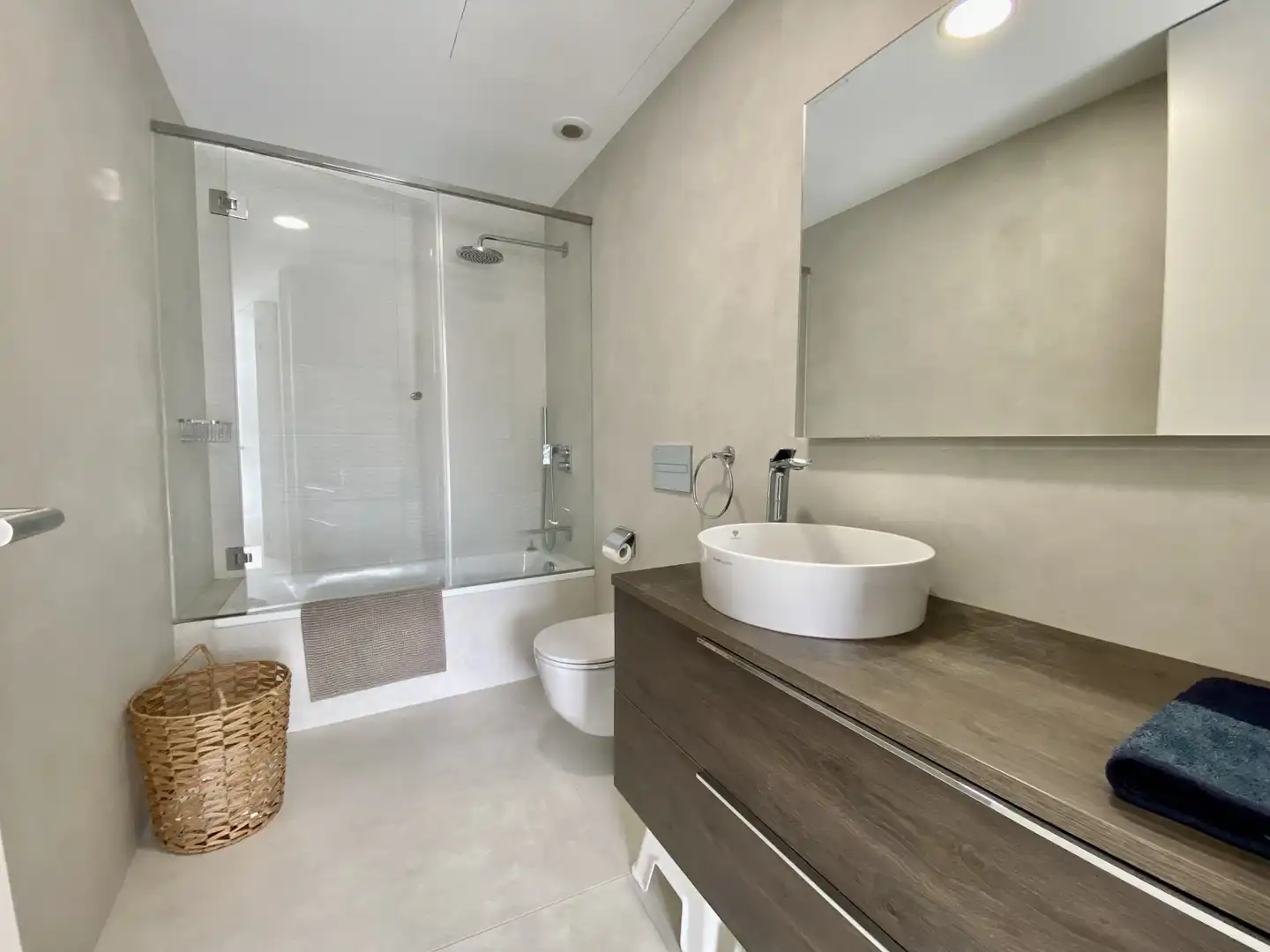 Baño de Apartamento de alquiler en Estepona con Aire acondicionado, Calefacción y Terraza