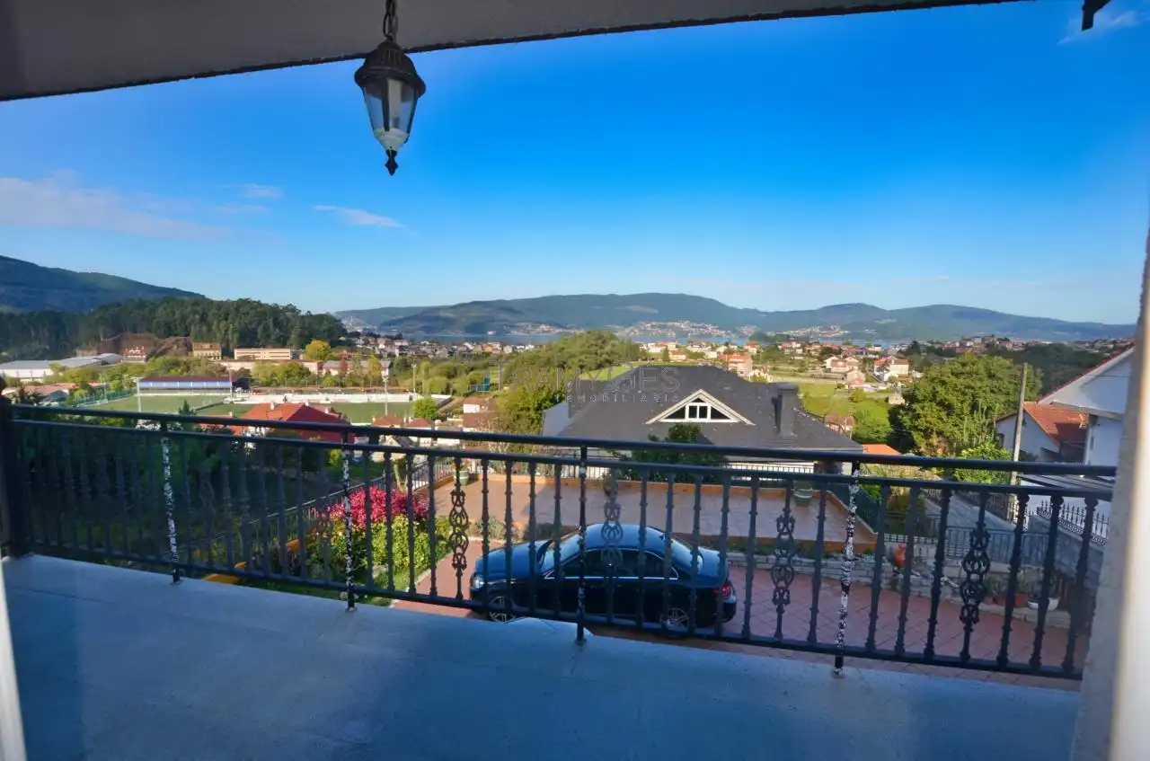 Vista exterior de Casa o xalet en venda en Redondela amb Calefacció, Jardí privat i Terrassa
