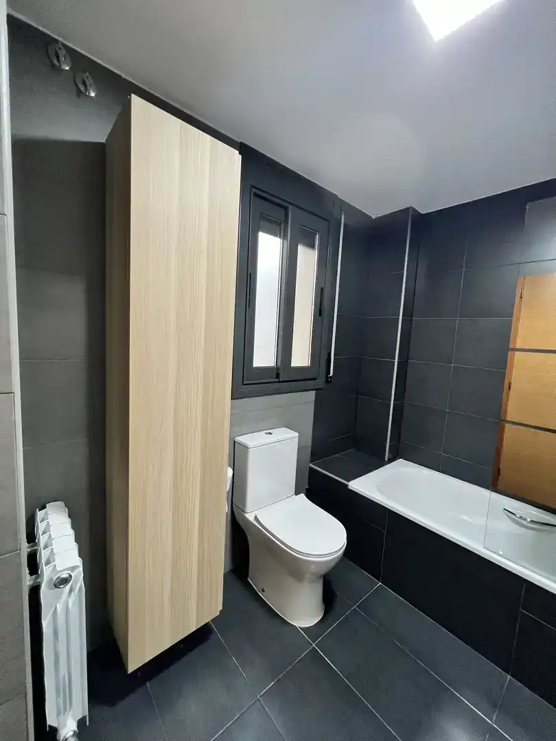 Badezimmer von Wohnung zur Miete in Albesa mit Klimaanlage, Parkett und Möbliert