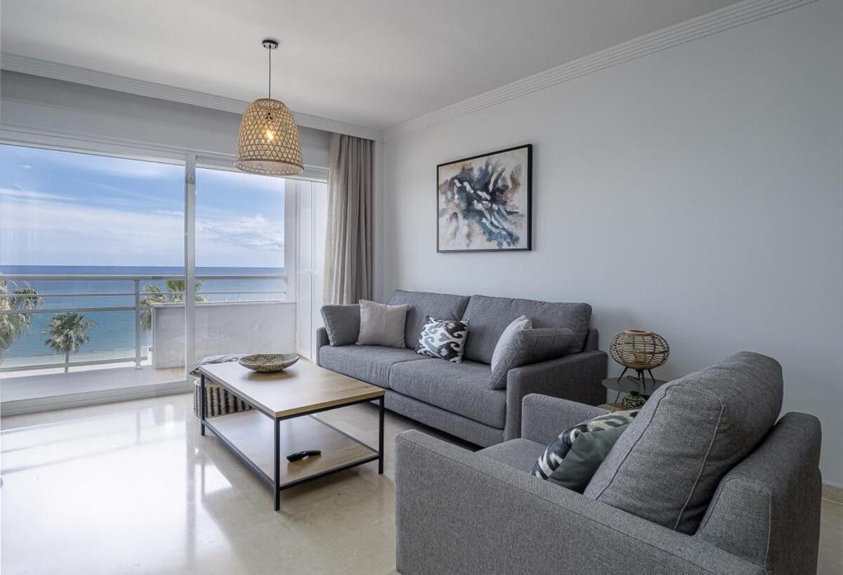 Sala d'estar de Apartament de lloguer en Estepona amb Aire condicionat, Terrassa i Moblat