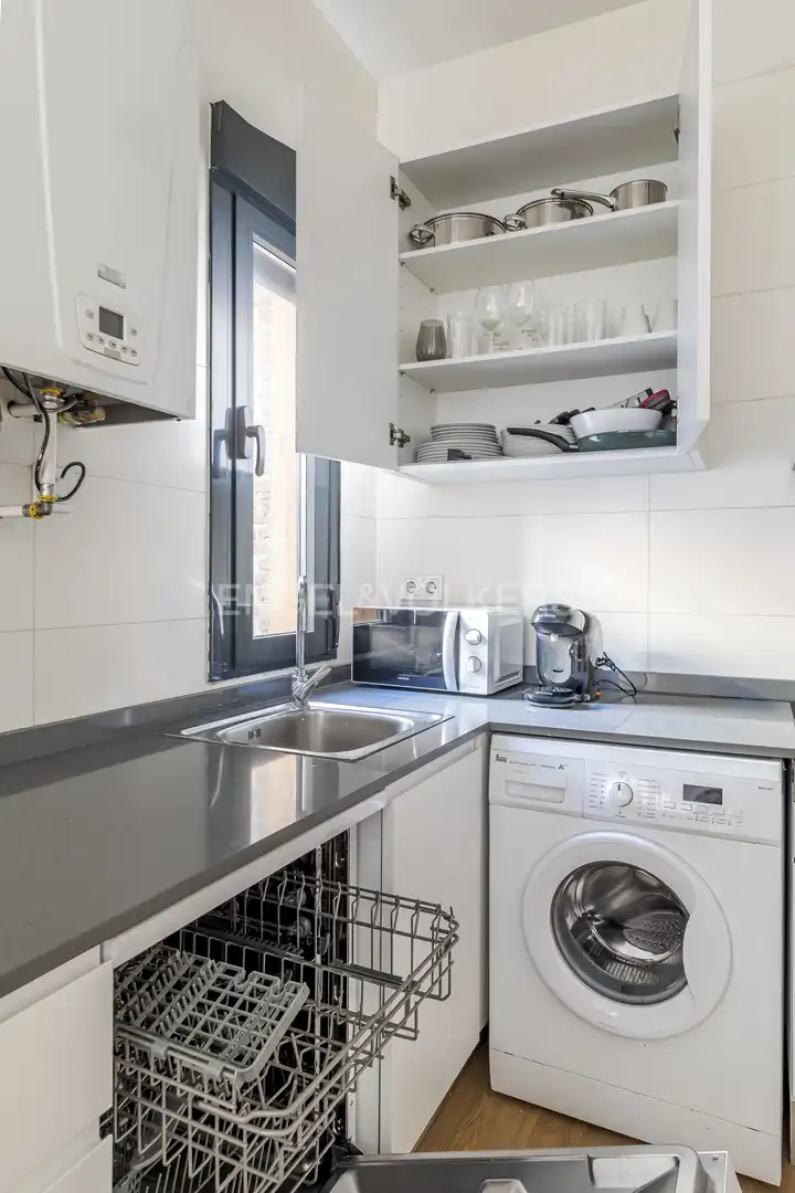 Cuina de Apartament de lloguer en Madrid amb Aire condicionat, Calefacció i Moblat