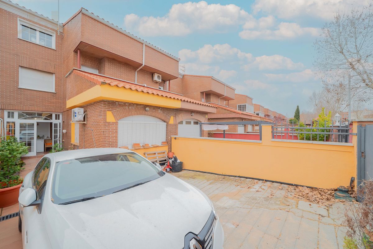 Exterior view of House or chalet for sale in Navalcarnero  with Air Conditioner, Private garden and Parquet flooring