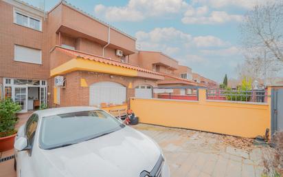 Vista exterior de Casa o xalet en venda en Navalcarnero amb Aire condicionat, Jardí privat i Parquet