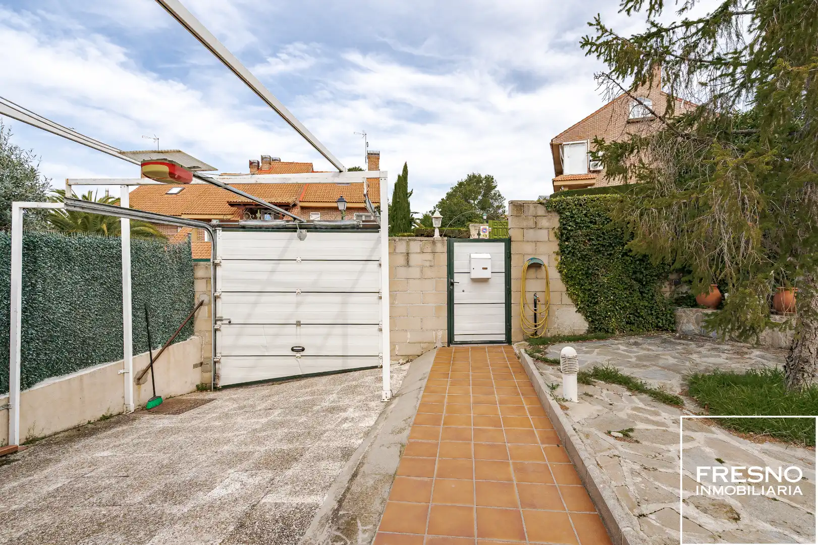 Exterior view of Detached homes for sale in Cobeña  with Air Conditioner, Heating and Private garden