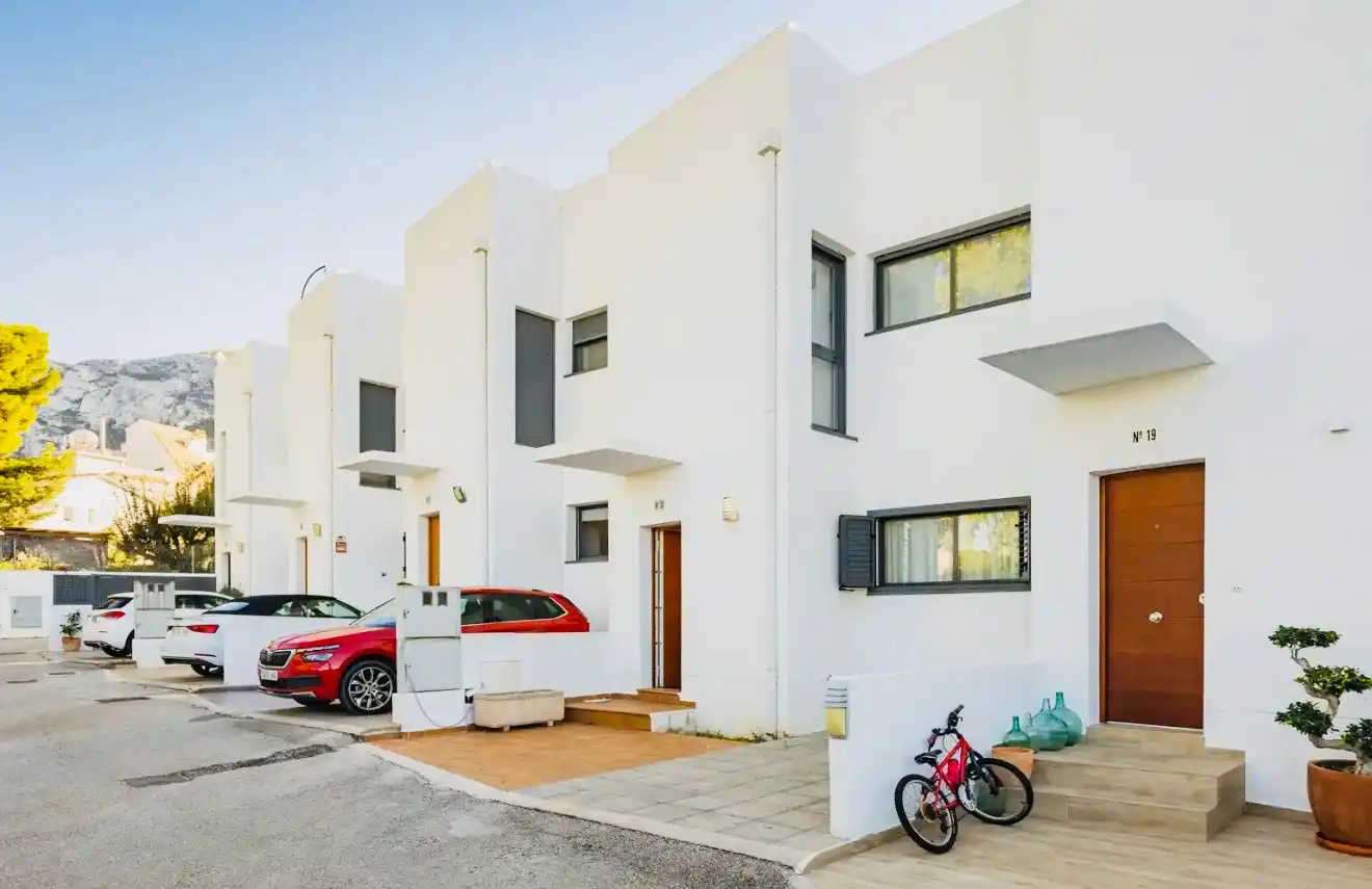 Außenansicht von Einfamilien-Reihenhaus zum Verkauf in Dénia mit Klimaanlage, Heizung und Terrasse