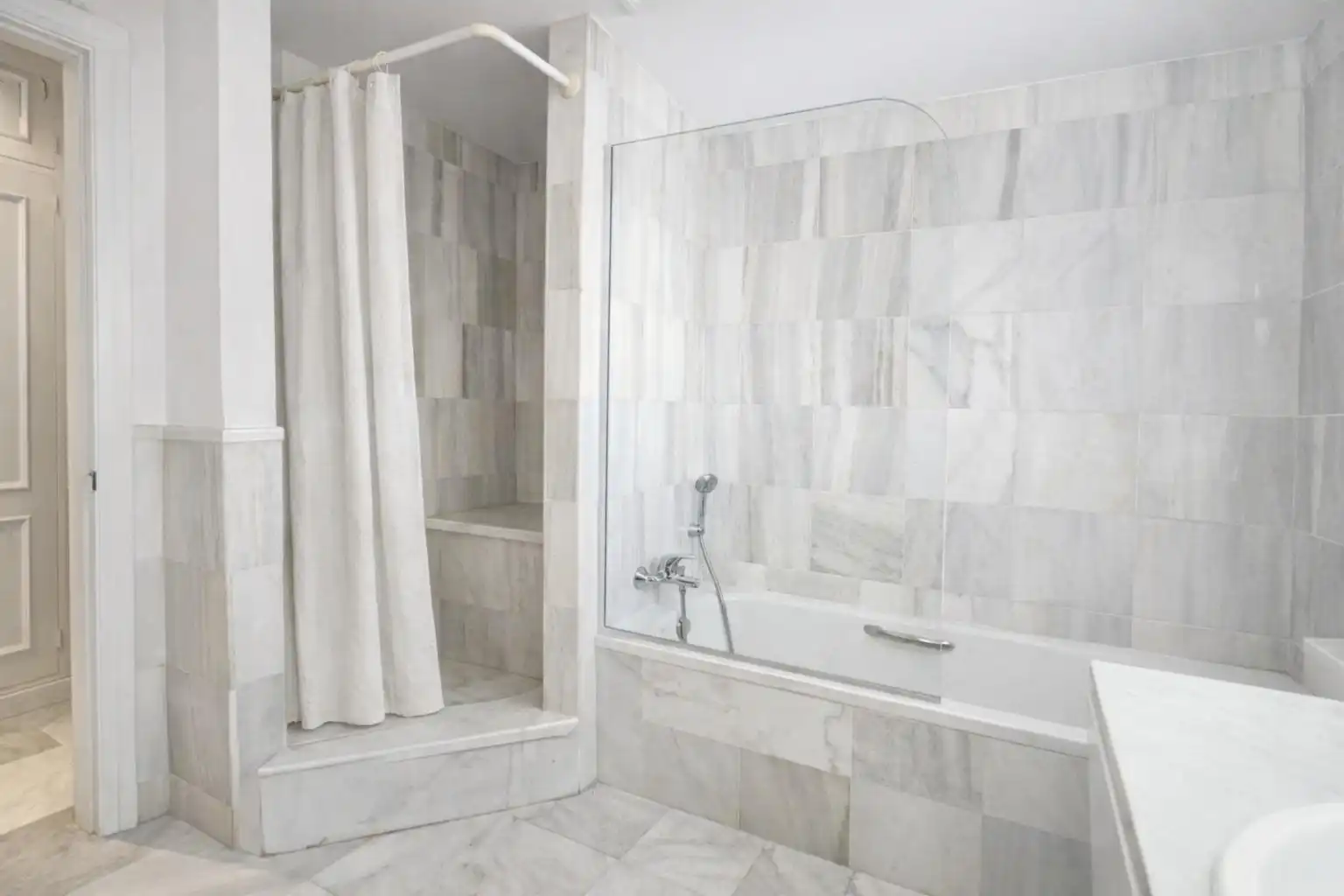 Bany de Apartament en venda en Estepona amb Aire condicionat, Calefacció i Jardí privat
