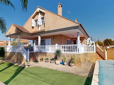 Casa amb balcó en venda a Corinto - Almarda