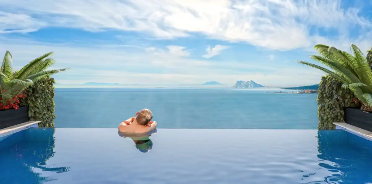 Piscina de Casa adosada en venda en Manilva amb Aire condicionat, Jardí privat i Piscina