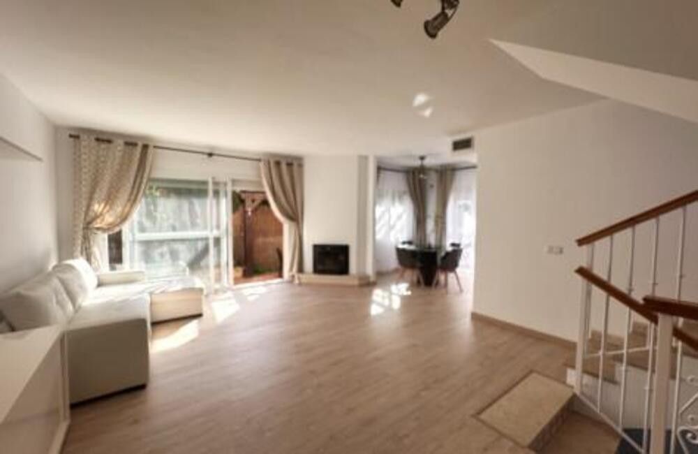 Sala d'estar de Casa adosada de lloguer en Marbella amb Aire condicionat, Jardí privat i Terrassa