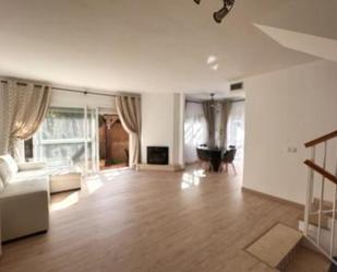 Sala d'estar de Casa adosada de lloguer en Marbella amb Aire condicionat, Jardí privat i Terrassa