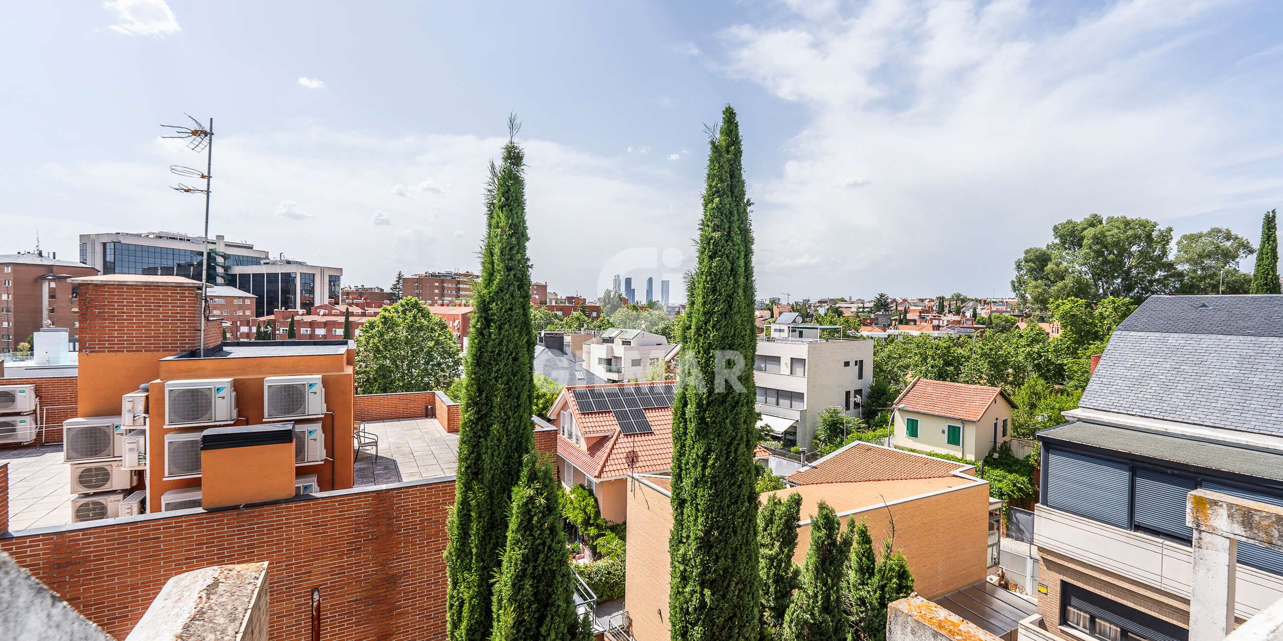 Vista exterior de Casa adosada en venta en  Madrid Capital con Calefacción y Jardín privado