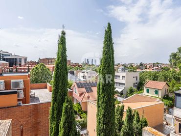 Semi-detached house with garden for sale in Hortaleza