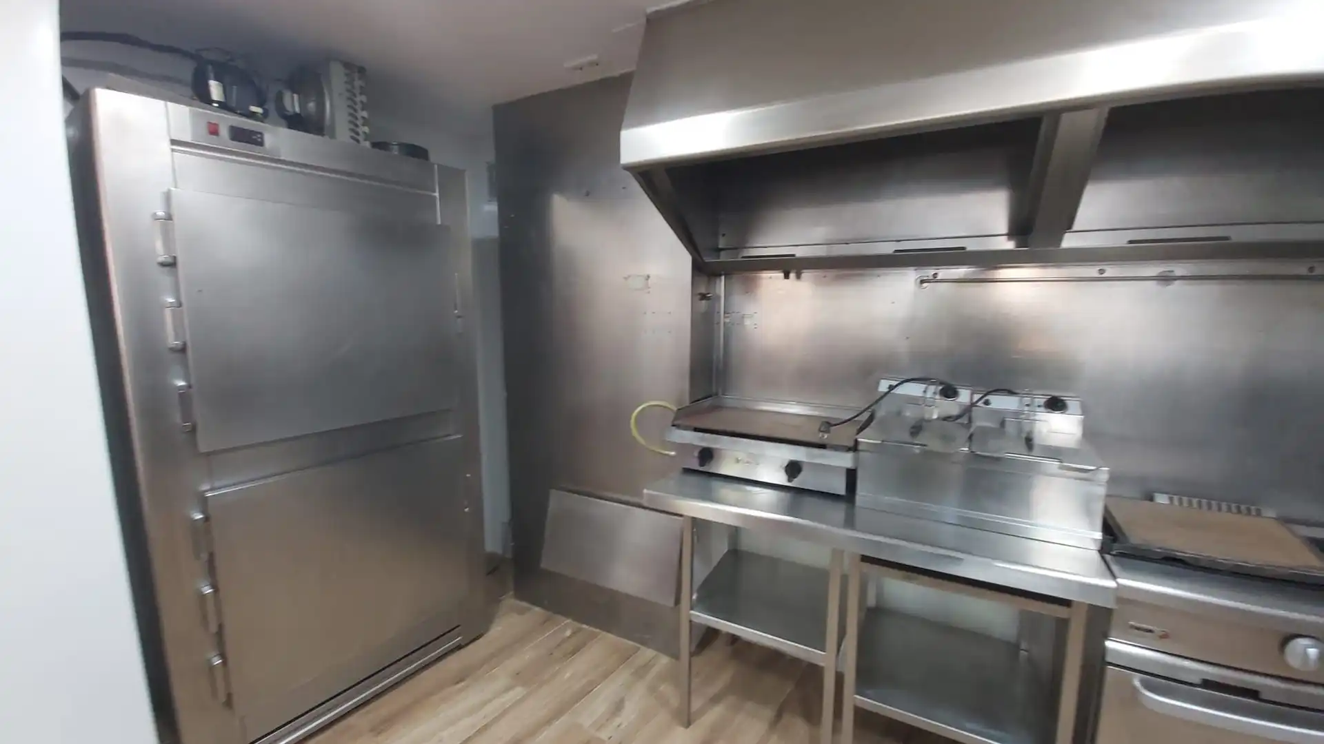Cocina de Local en venta en Cerdanyola del Vallès con Aire acondicionado