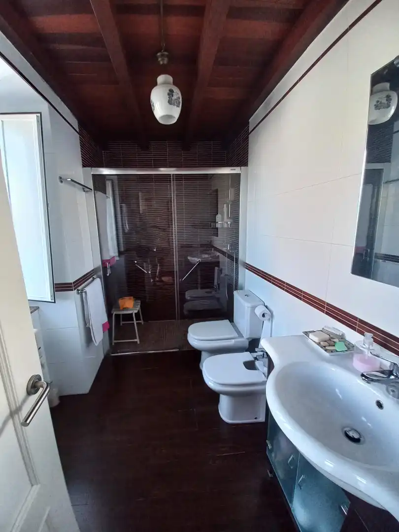 Bany de Casa o xalet en venda en Oleiros amb Parquet, Terrassa i Traster