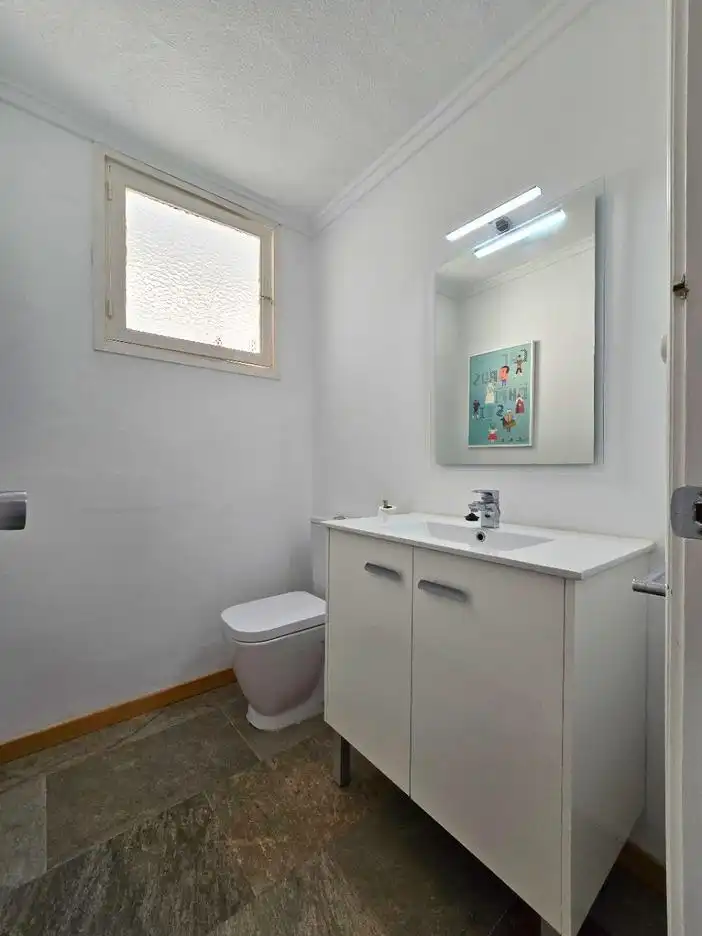 Baño de Piso de alquiler en Elche / Elx con Amueblado y Balcón