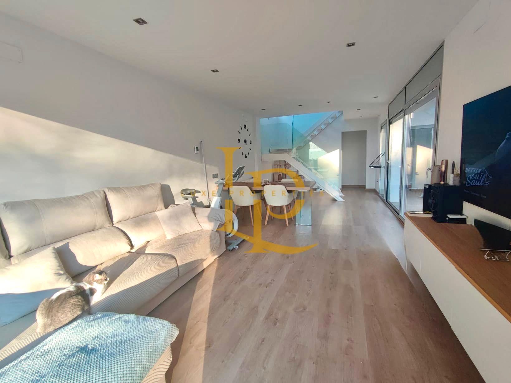 Sala d'estar de Casa o xalet en venda en Castellbisbal amb Aire condicionat, Jardí privat i Parquet