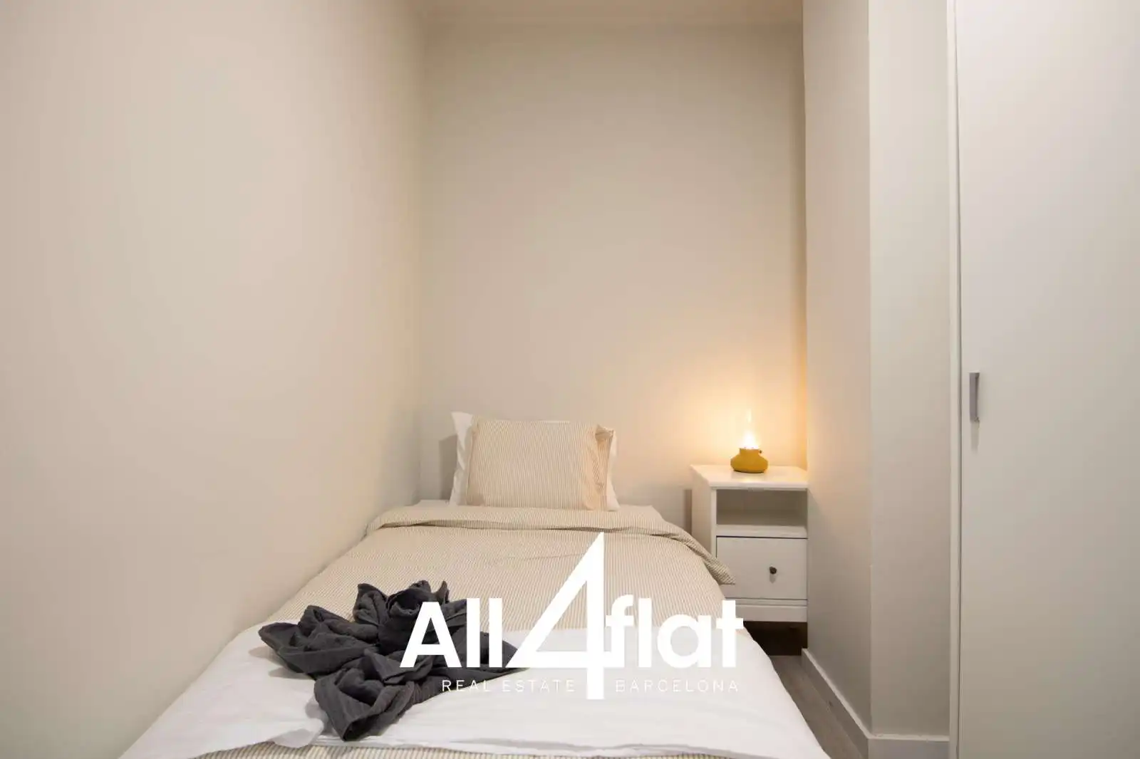 Dormitori de Apartament per a compartir en Barcelona amb Aire condicionat, Terrassa i Moblat