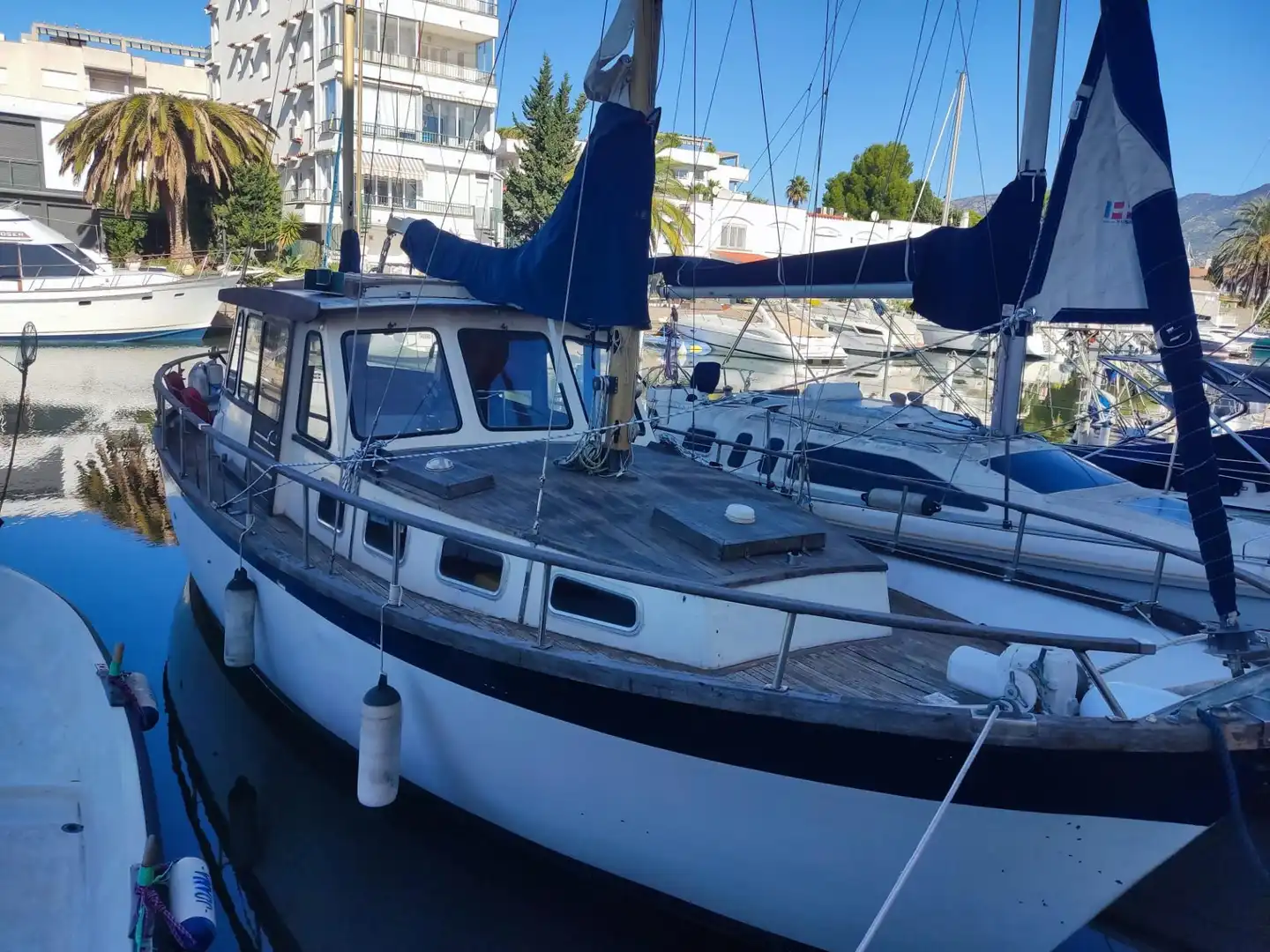 Vista exterior de Piso en venta en Roses con Jardín privado, Terraza y Amueblado