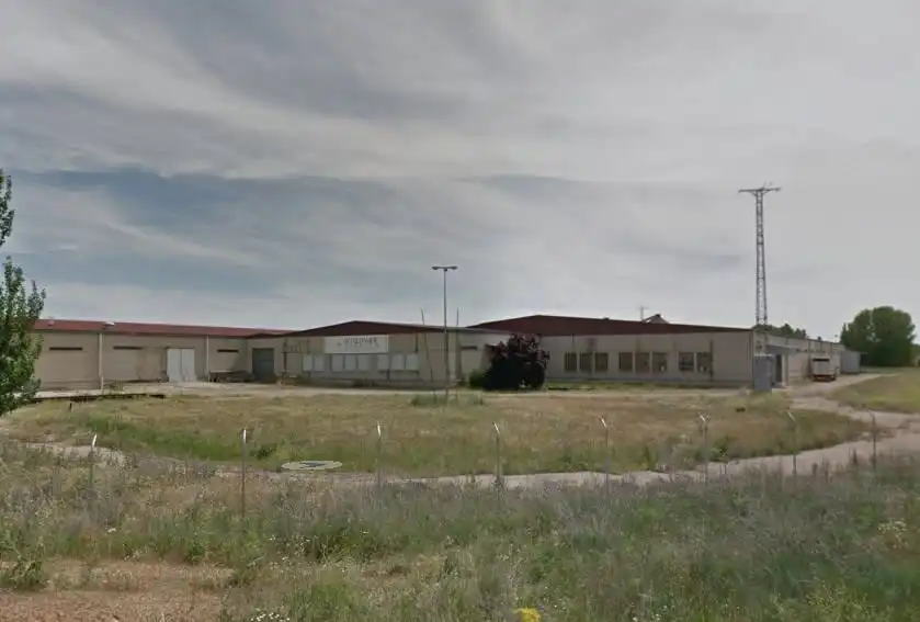 Außenansicht von Fabrikhallen zum Verkauf in Benavente