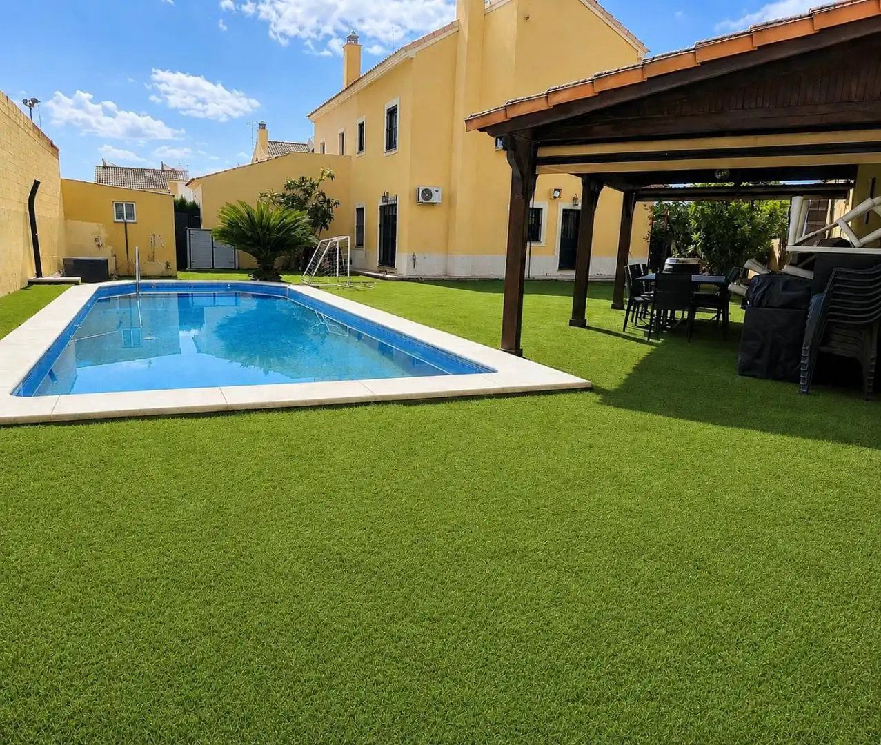 Piscina de Casa adosada en venda en Alcalá de Guadaira amb Traster i Piscina