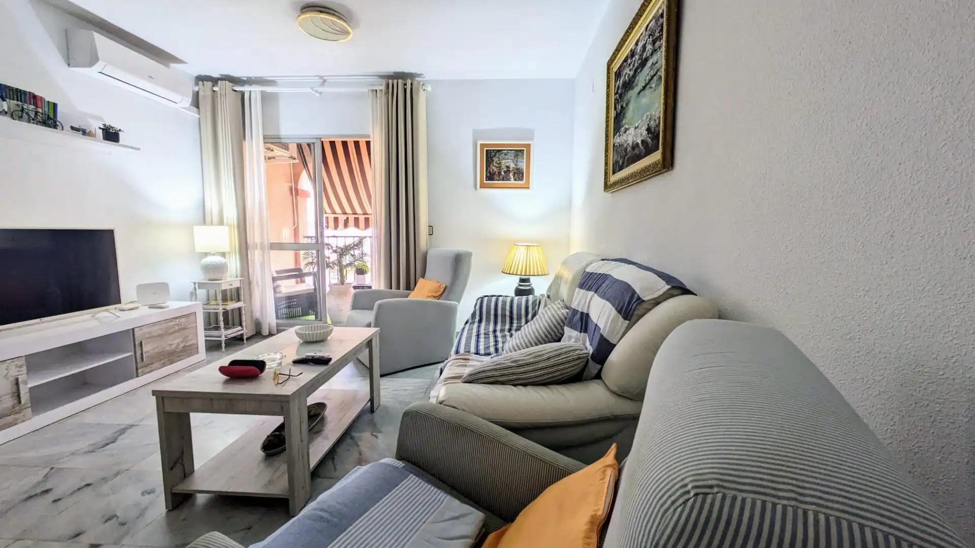 Sala de estar de Piso de alquiler en Fuengirola con Aire acondicionado, Calefacción y Jardín privado