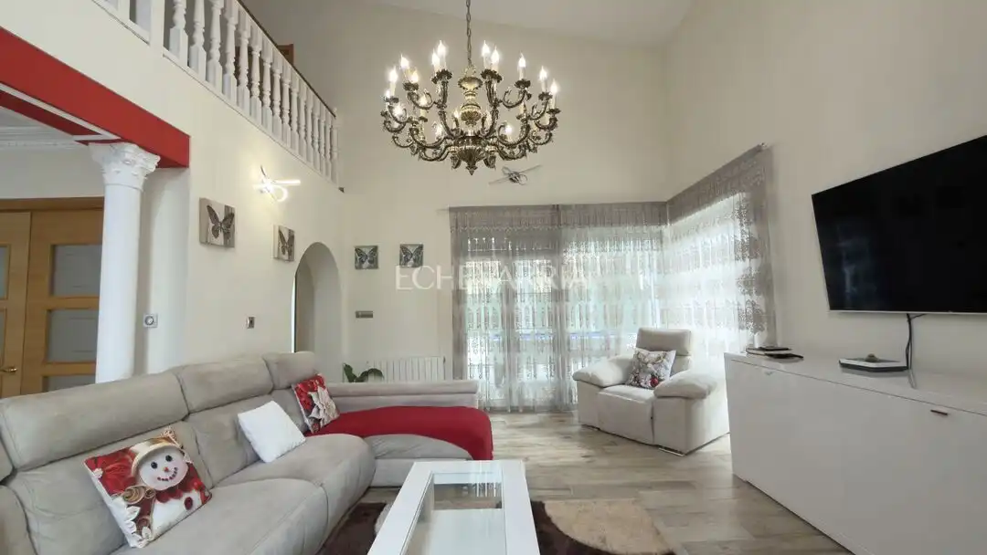 Sala de estar de Casa o chalet en venta en Castro-Urdiales con Calefacción, Jardín privado y Terraza
