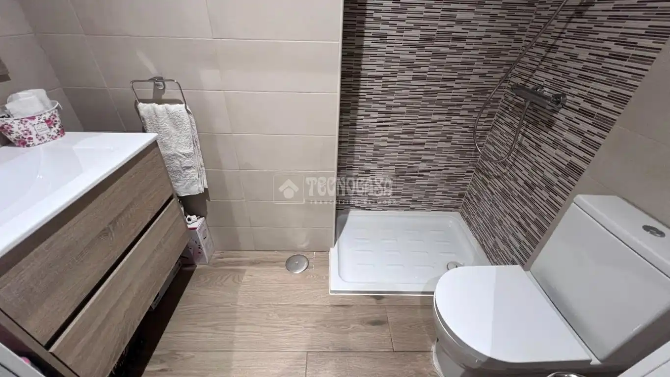 Bathroom of Flat for sale in Alcalá de Henares  with Air Conditioner, Heating and Terrace