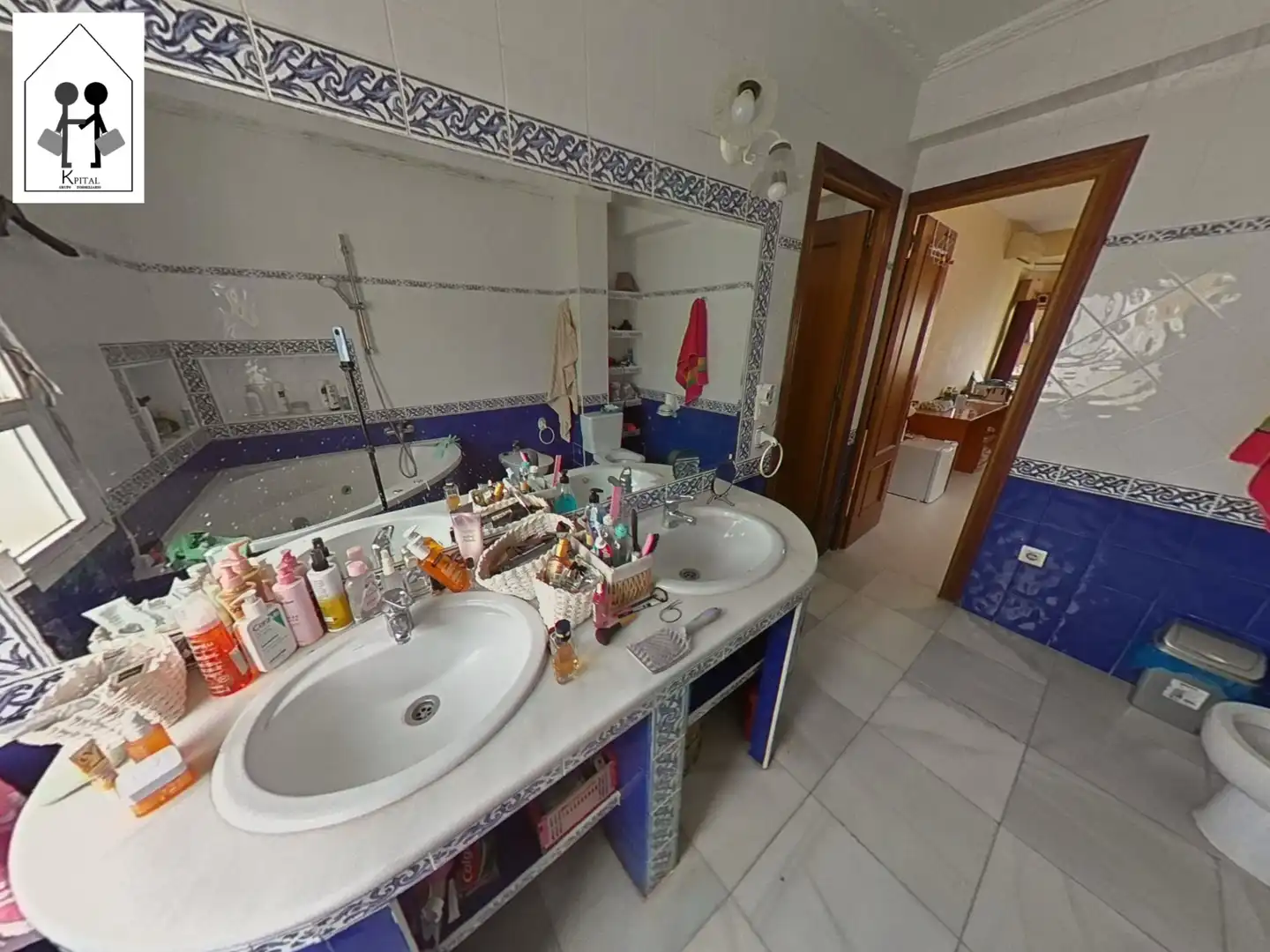 Bathroom of Flat for sale in Sevilla  with Air Conditioner, Heating and Furnished