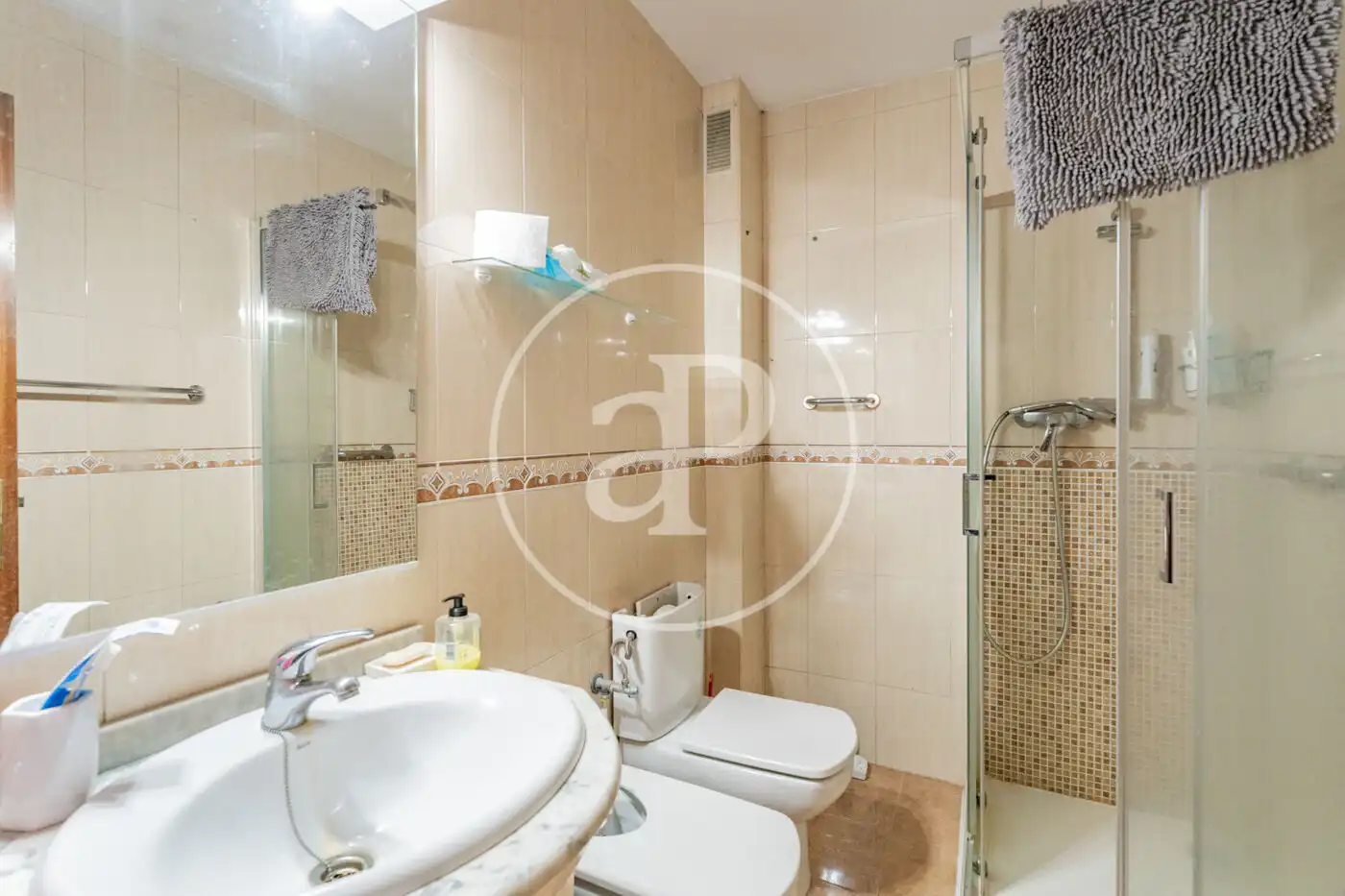 Baño de Ático en venta en Madrid con Calefacción y Terraza