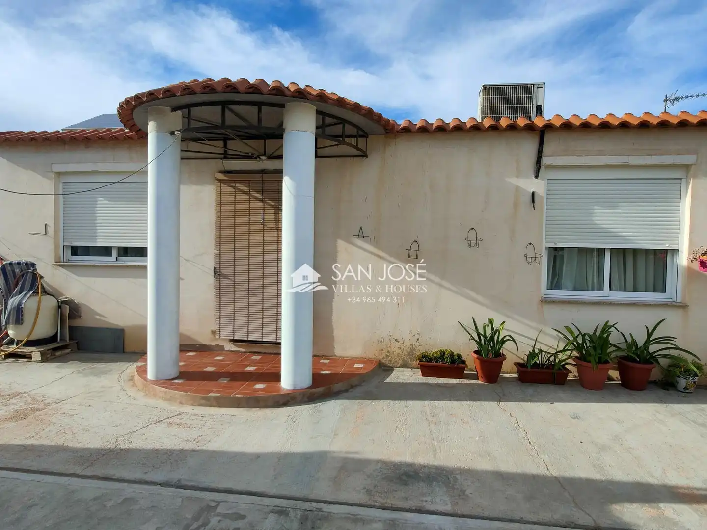 Vista exterior de Casa o xalet en venda en La Romana amb Aire condicionat, Calefacció i Jardí privat