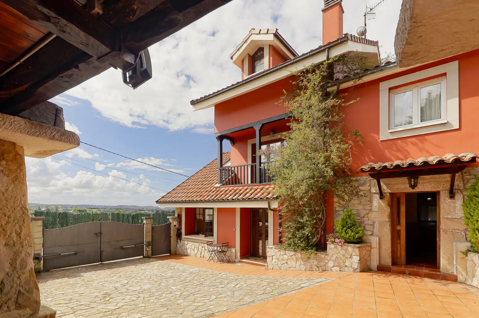 Vista exterior de Casa o xalet en venda en Gijón  amb Calefacció, Jardí privat i Parquet