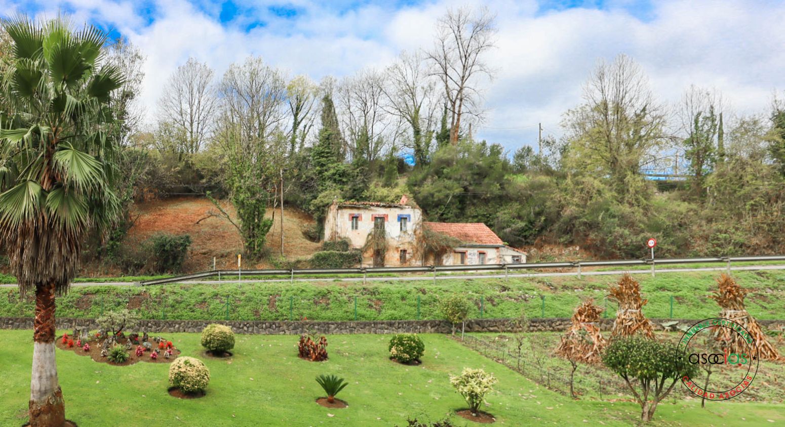 Jardí de Casa o xalet en venda en Oviedo  amb Jardí privat
