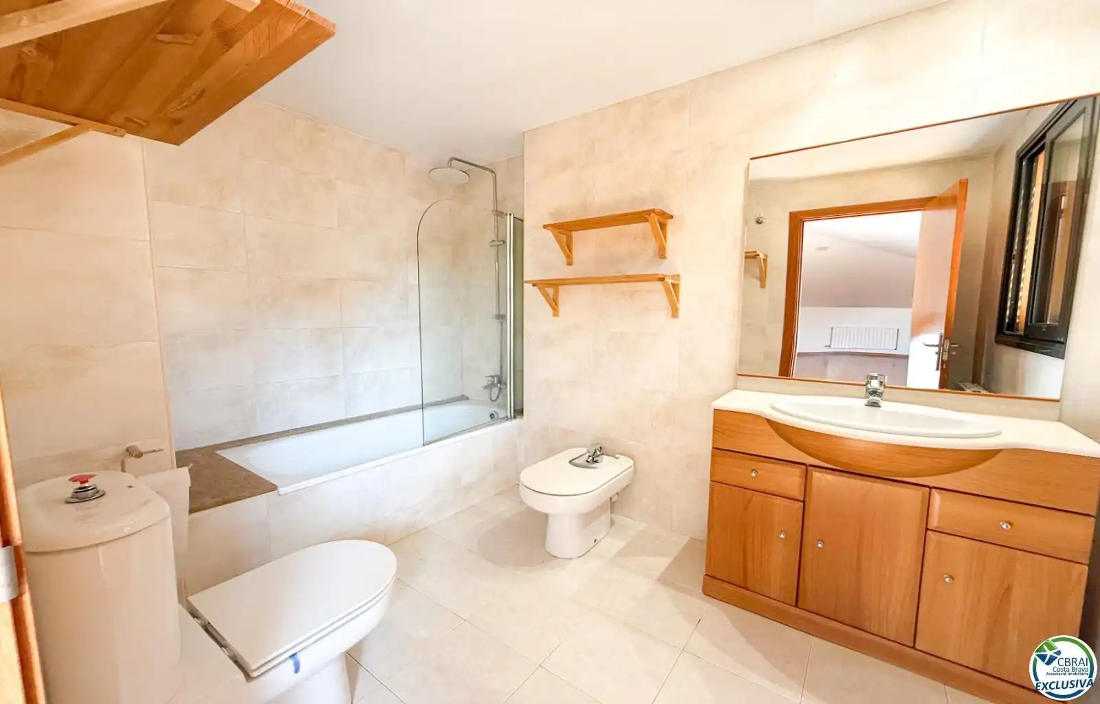 Badezimmer von Wohnungen zum Verkauf in Figueres mit Klimaanlage