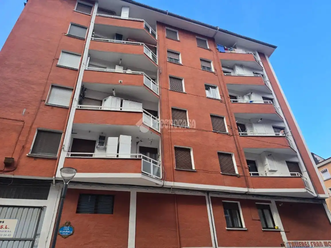 Vista exterior de Pis en venda en Bilbao  amb Calefacció